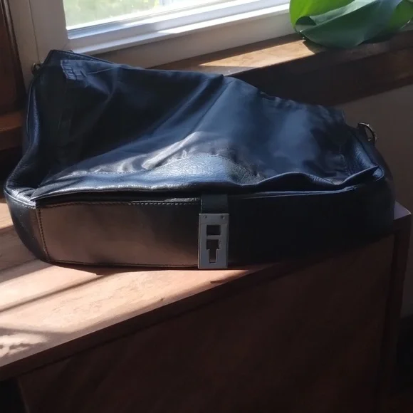 Kenneth Cole Reaction Laptop Messenger Bag - Picture 9 of 16